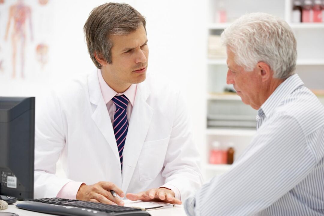 the doctor prescribes drugs for prostatitis to the patient